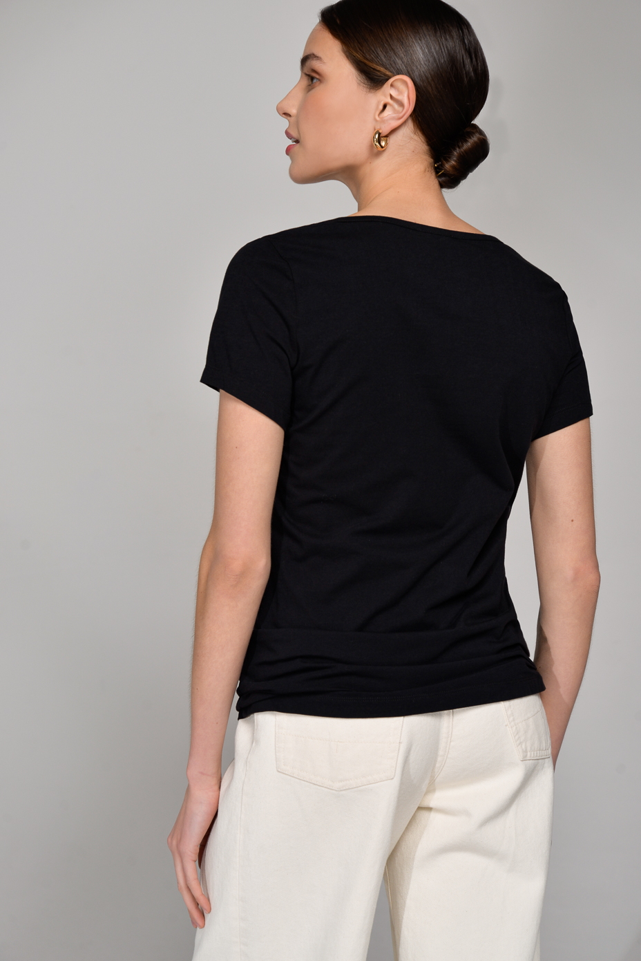 GOTHA Футболка из органического хлопка с балетным вырезом в чёрном цвете