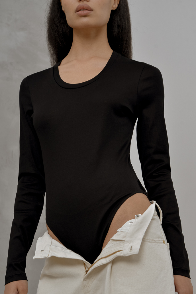 TELA Боди с круглой горловиной и длинным рукавом из мягкого хлопка в глубоком черном