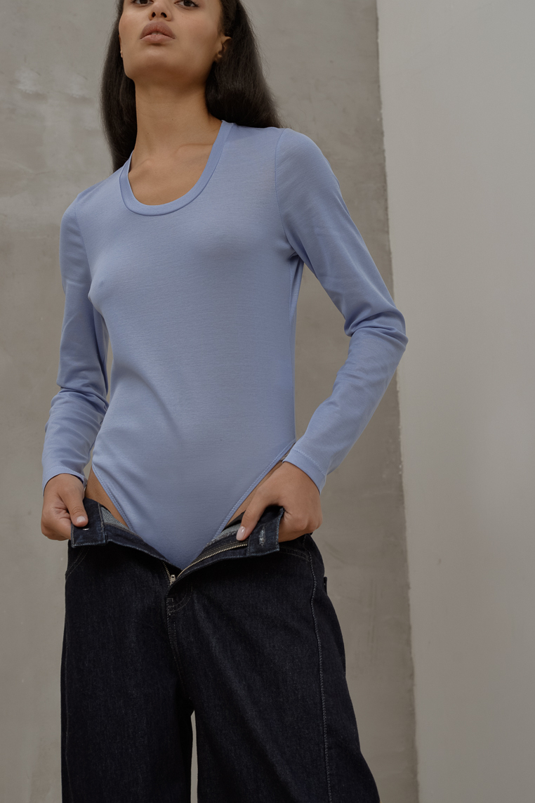 TELA Боди с круглой горловиной и длинным рукавом из мягкого хлопка в оттенке василька