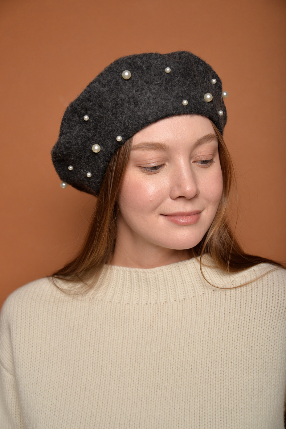 I CIELLI ROSSI Французский берет расшитый жемчужинами в темно-сером цвете.