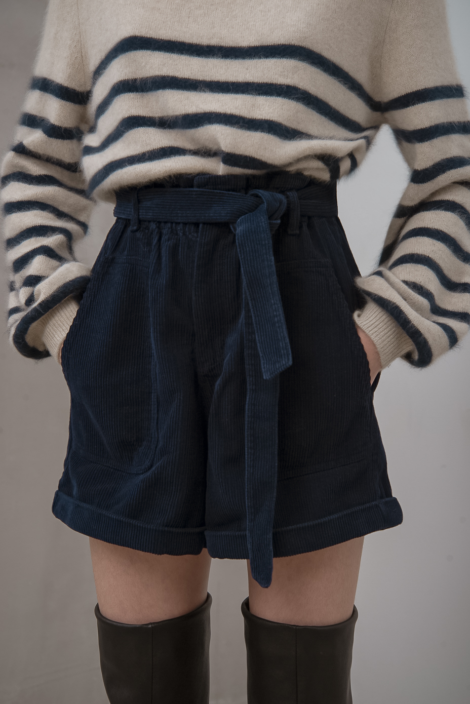 MES DEMOISELLES PARIS Бермуды на мягком поясе с накладными карманами из шелковистого вельвета оттенка Royal blue