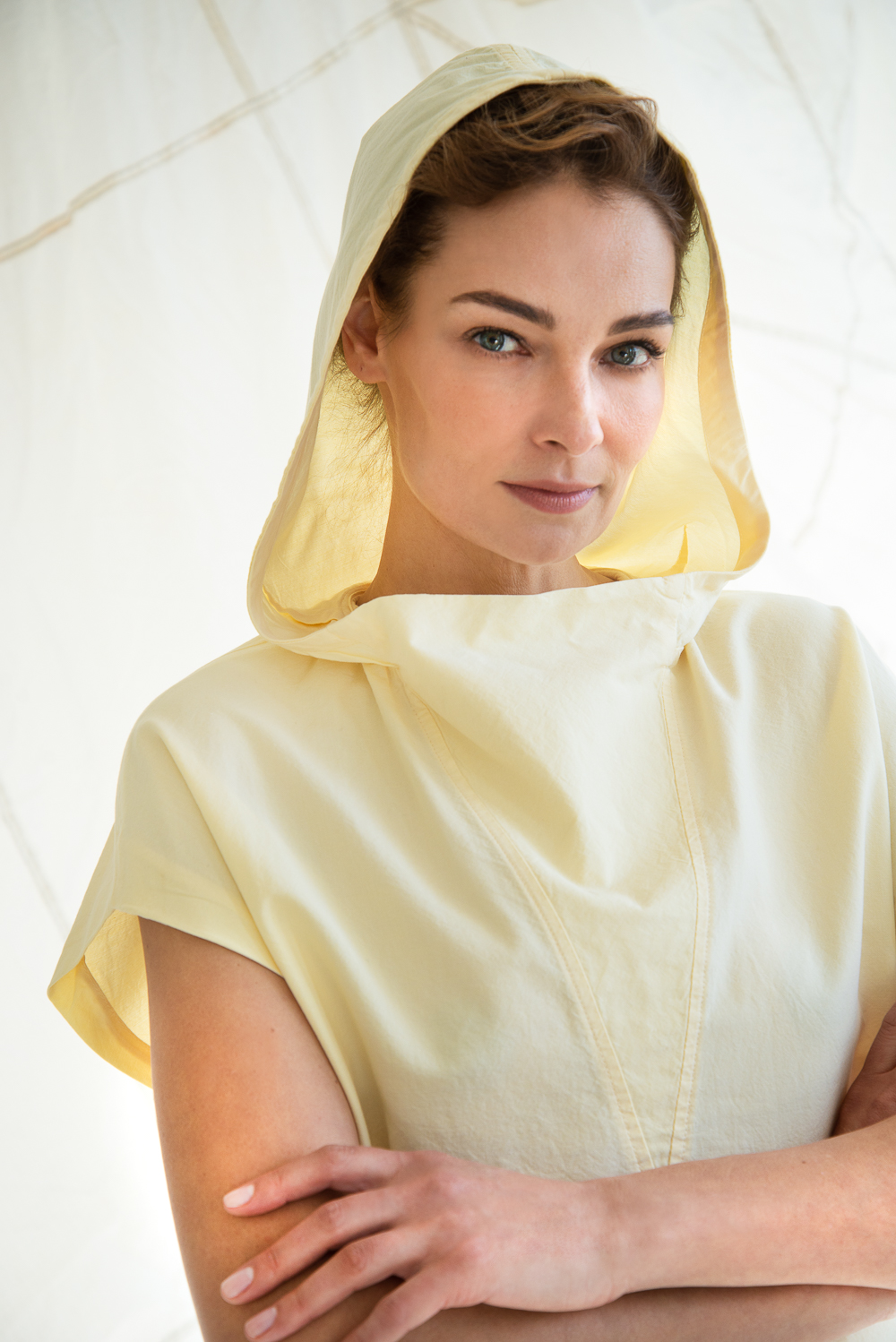 TELA Топ без рукавов с объемным капюшоном из органического хлопка канареечного оттенка