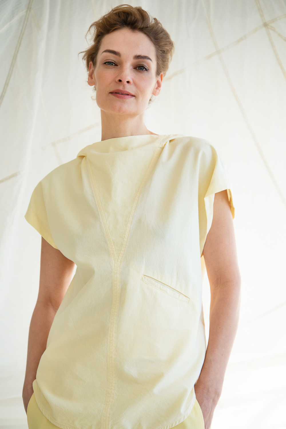 TELA Топ без рукавов с объемным капюшоном из органического хлопка канареечного оттенка