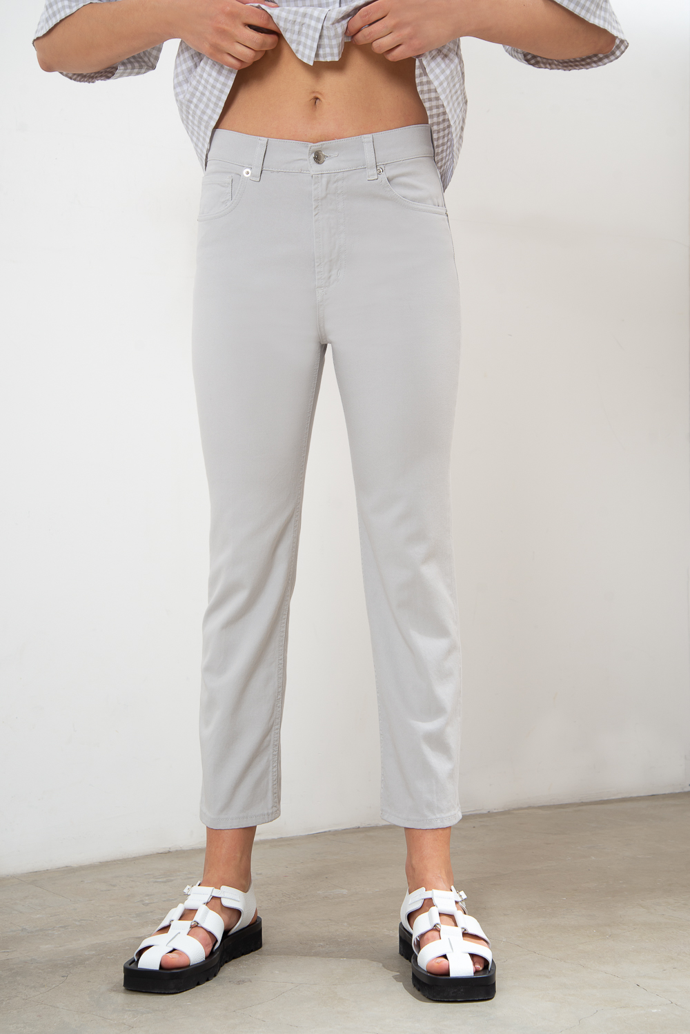 TRUE NYC х JF STORE Джинсы с высокой посадкой прямого кроя "Manet" из шелковистого денима серо-жемчужного оттенка