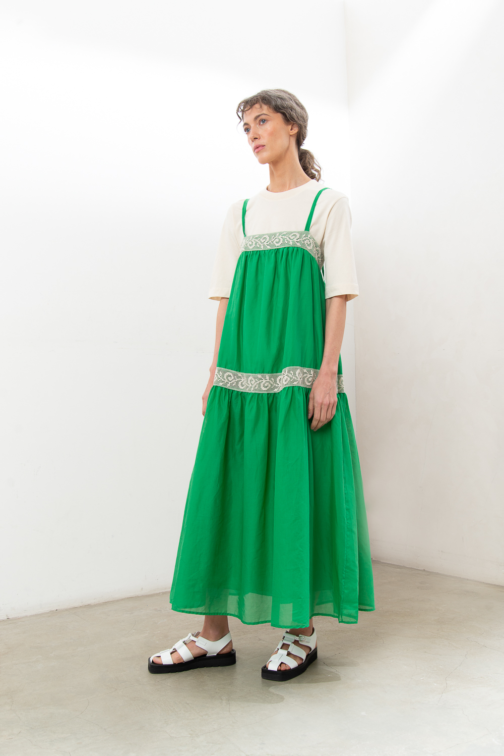 OTTOD'AME Платье длины миди из воздушного батиста оттенка свежей зелени с декором в виде ажурного шитья