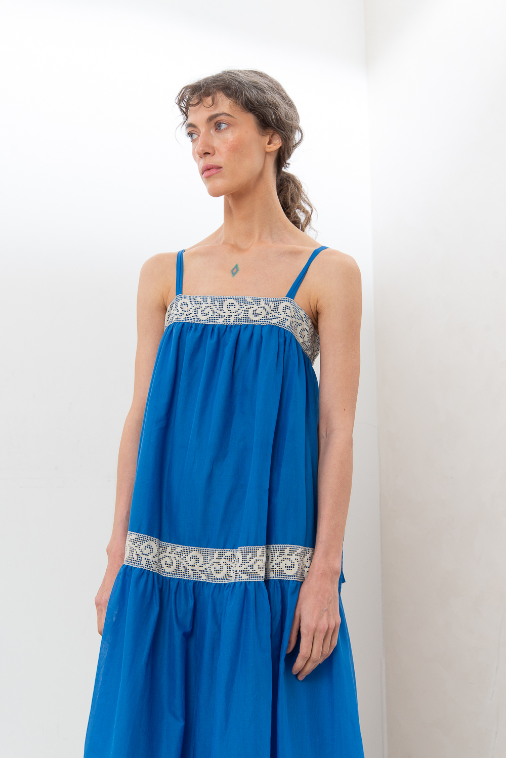 OTTOD'AME Платье длины миди из воздушного батиста насыщенно-синего оттенка с декором в виде ажурного шитья