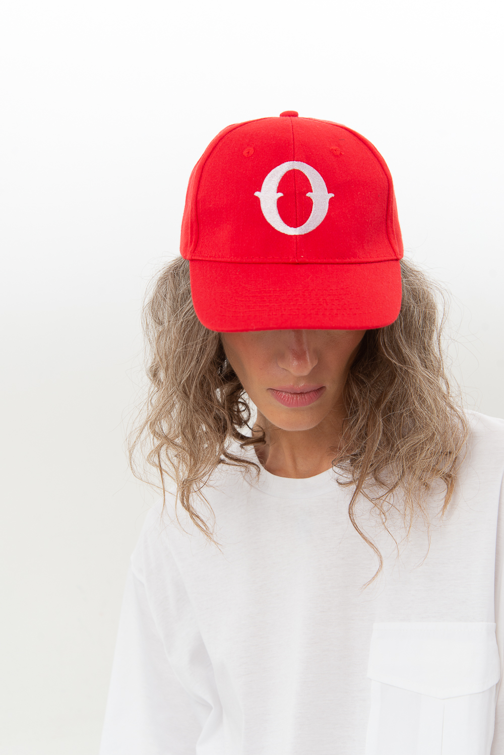 OTTOD'AME Бейсболка их хлопка с вышивкой "О" в красном цвете