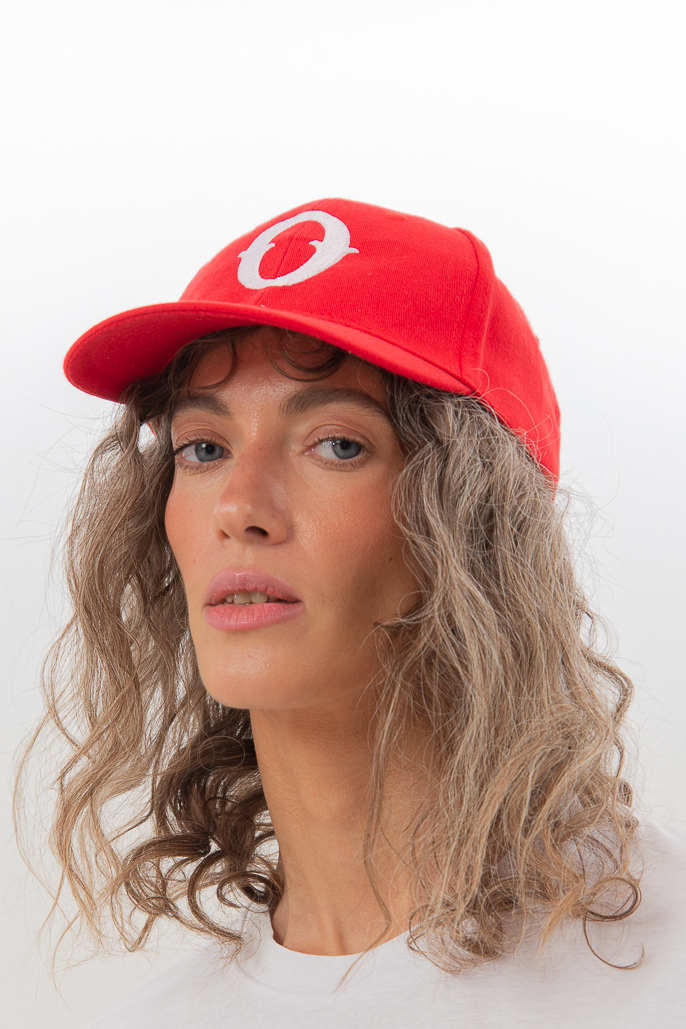 OTTOD'AME Бейсболка их хлопка с вышивкой "О" в красном цвете