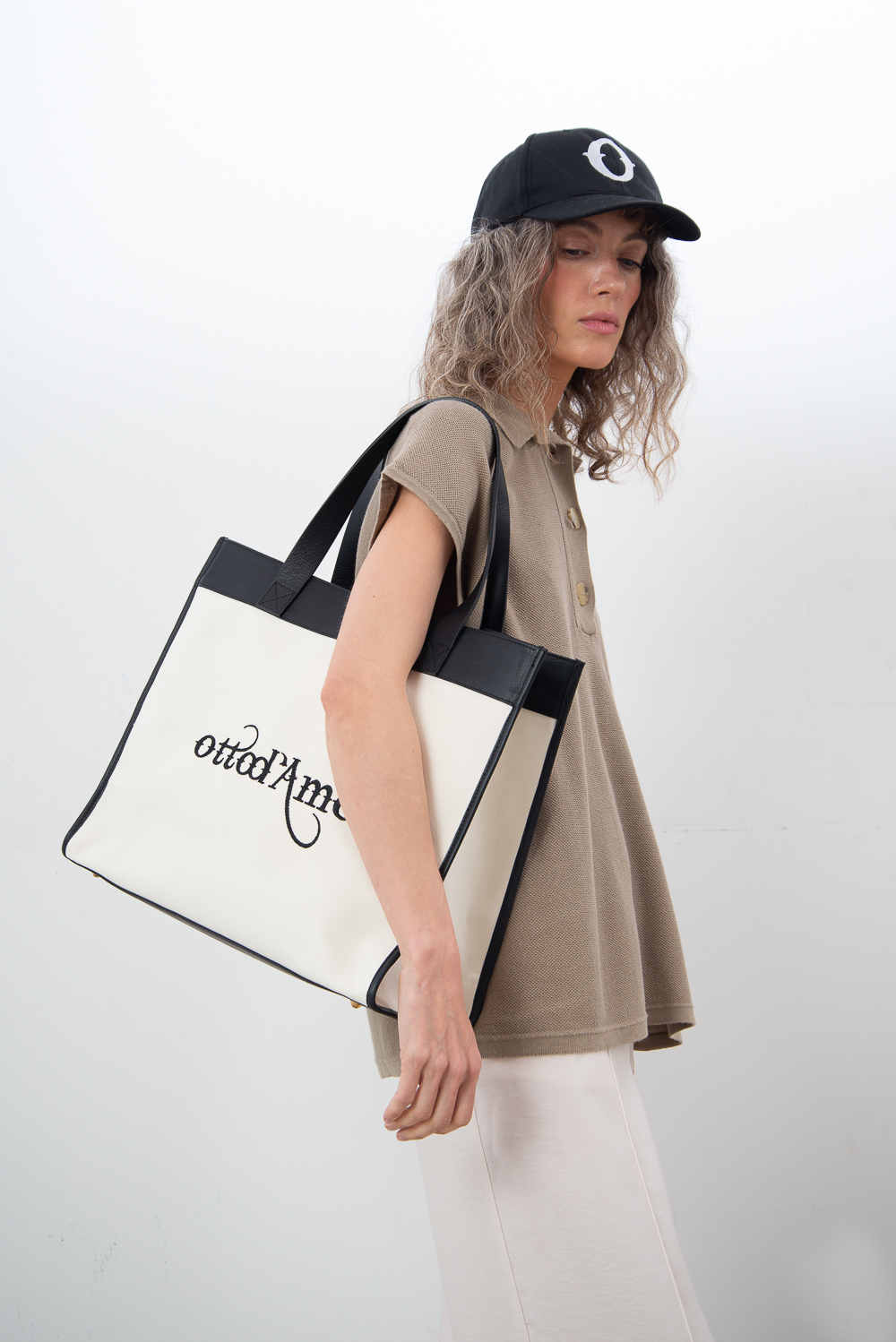 OTTOD'AME Бейсболка их хлопка с вышивкой "О" в глубоком черном.