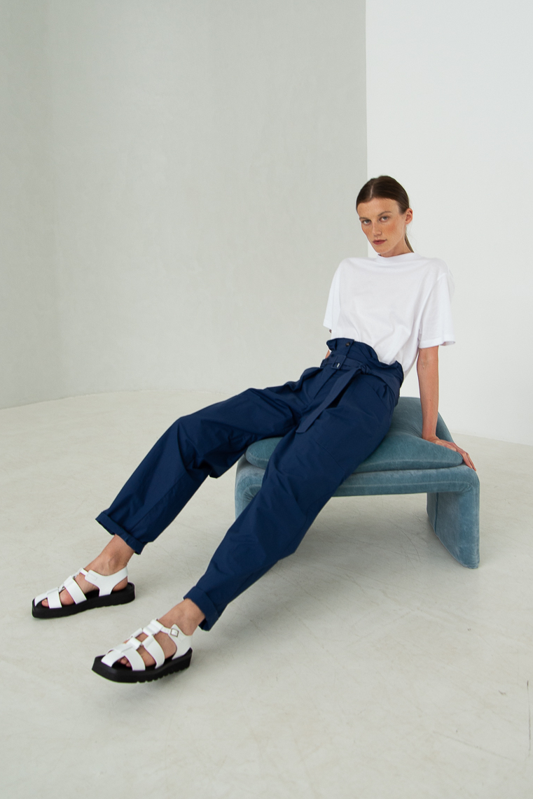 TELA Брюки-бананы с завышенной линией талии глубокого синего цвета