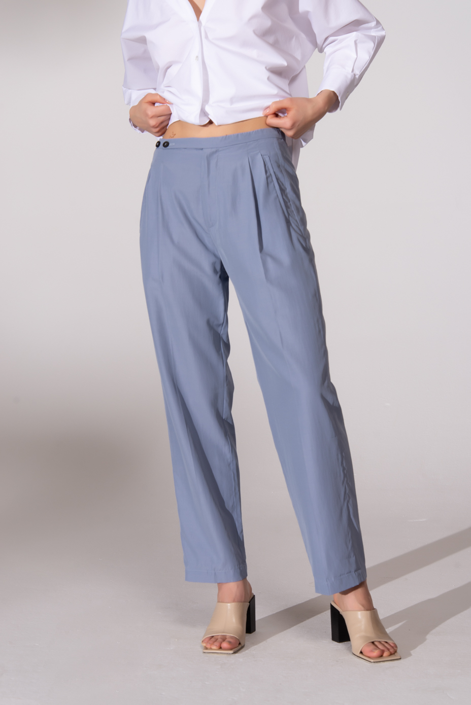 TELA  Брюки-бананы с защипами из нейлона в серо-голубом цвете