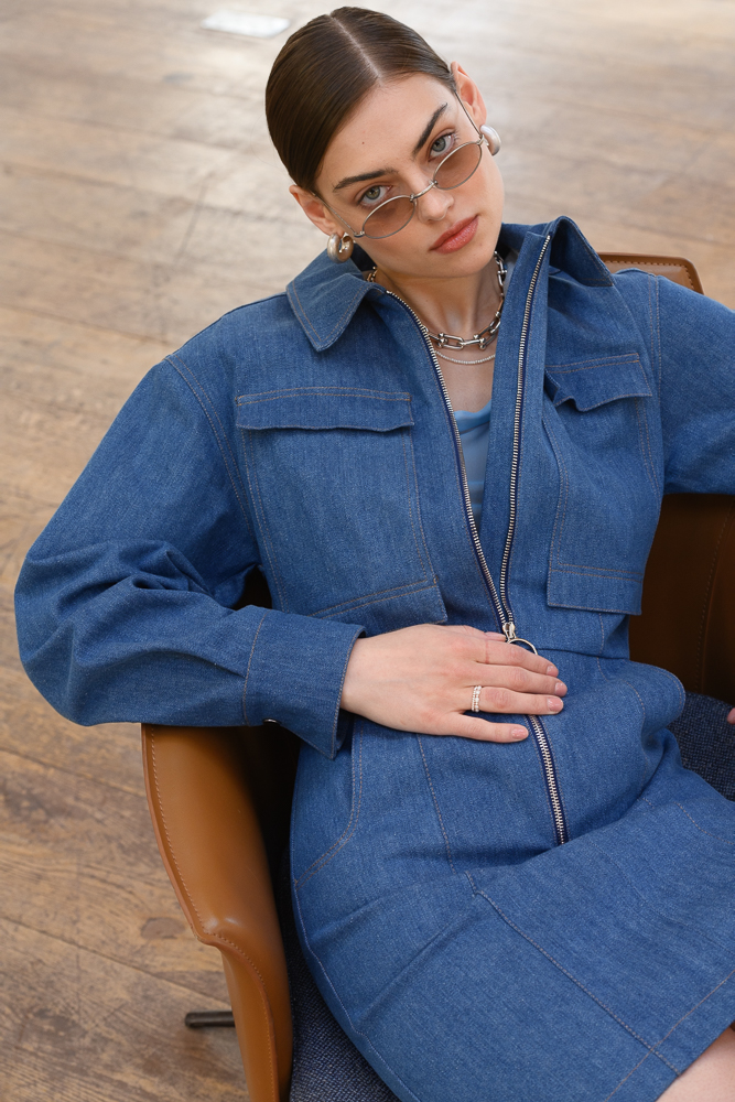 TELA Платье рубашечного кроя на застежке-молнии из денима с контрастной отстрочкой