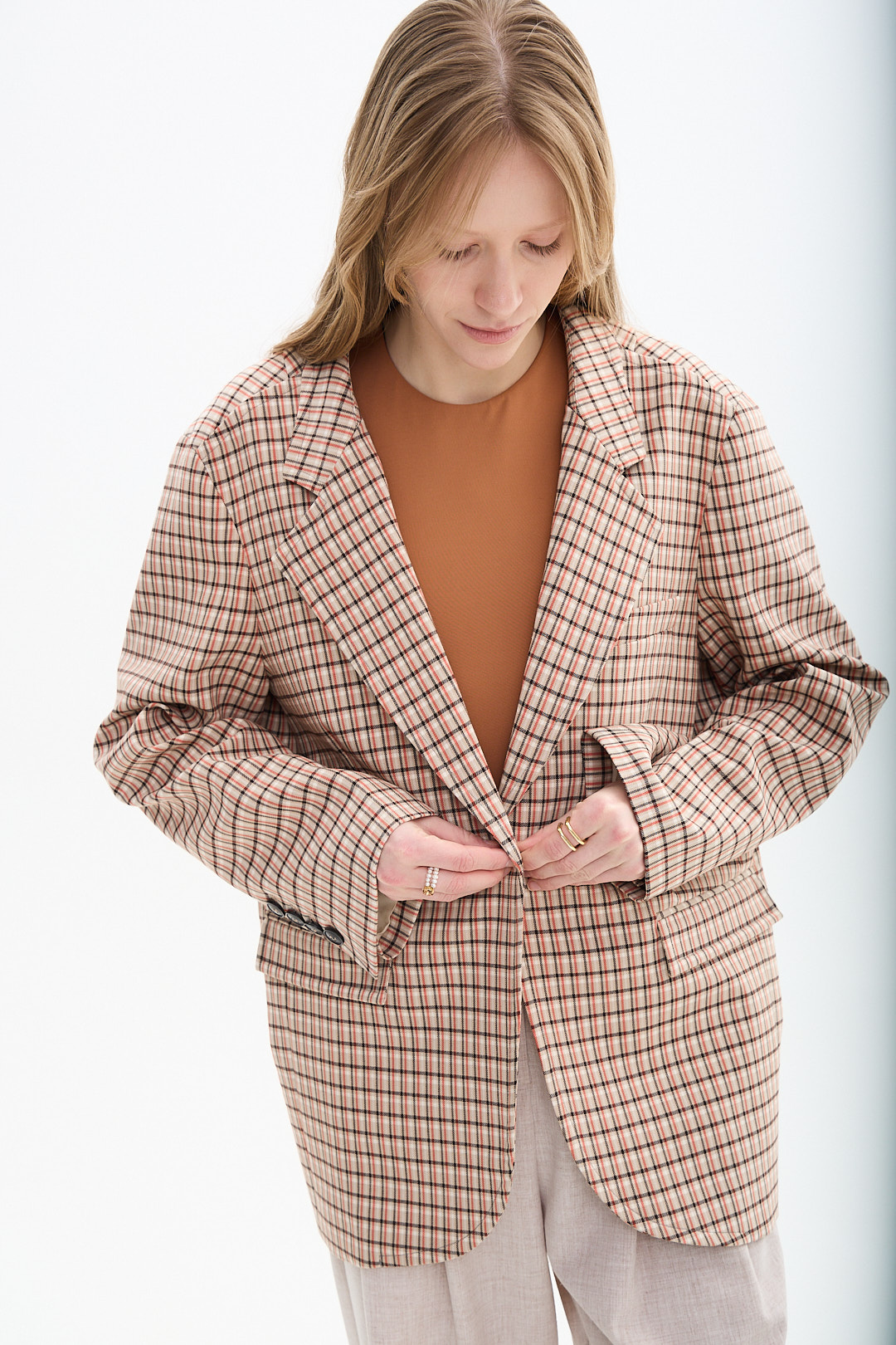 TELA Жакет оверсайз с мягким спущенным плечом из шерсти тонкого кручения с рисунком в клетку