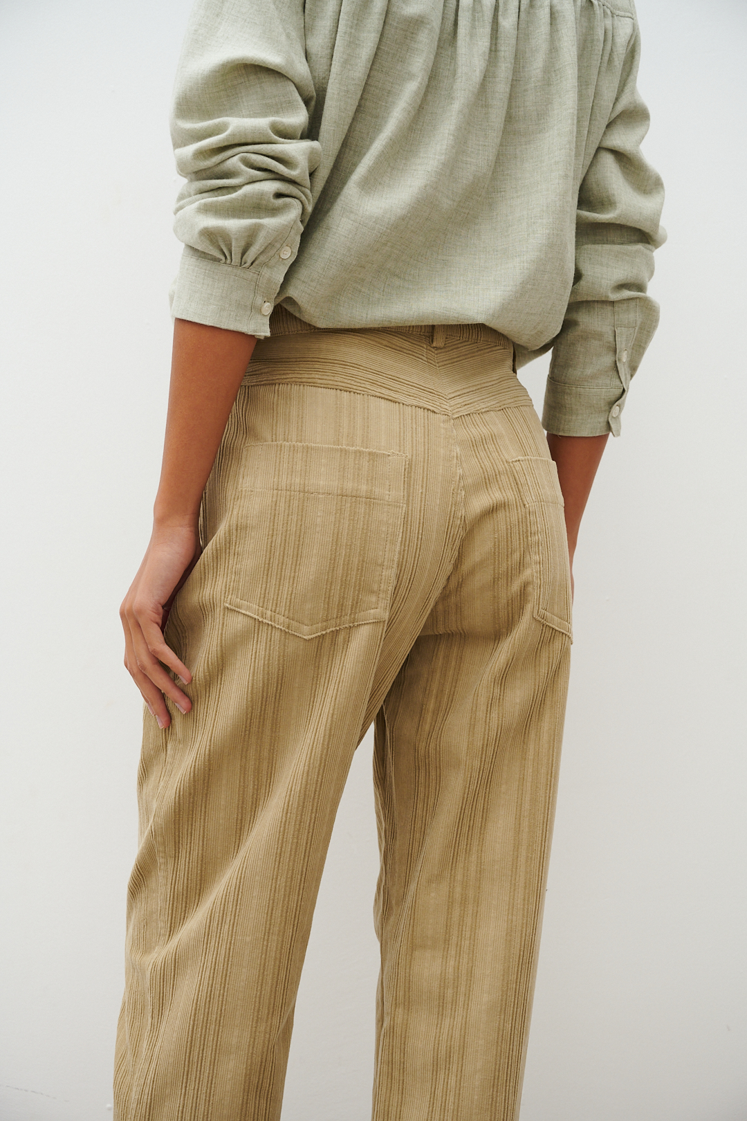 TELA Брюки из фактурного кордового вельвета песочного оттенка