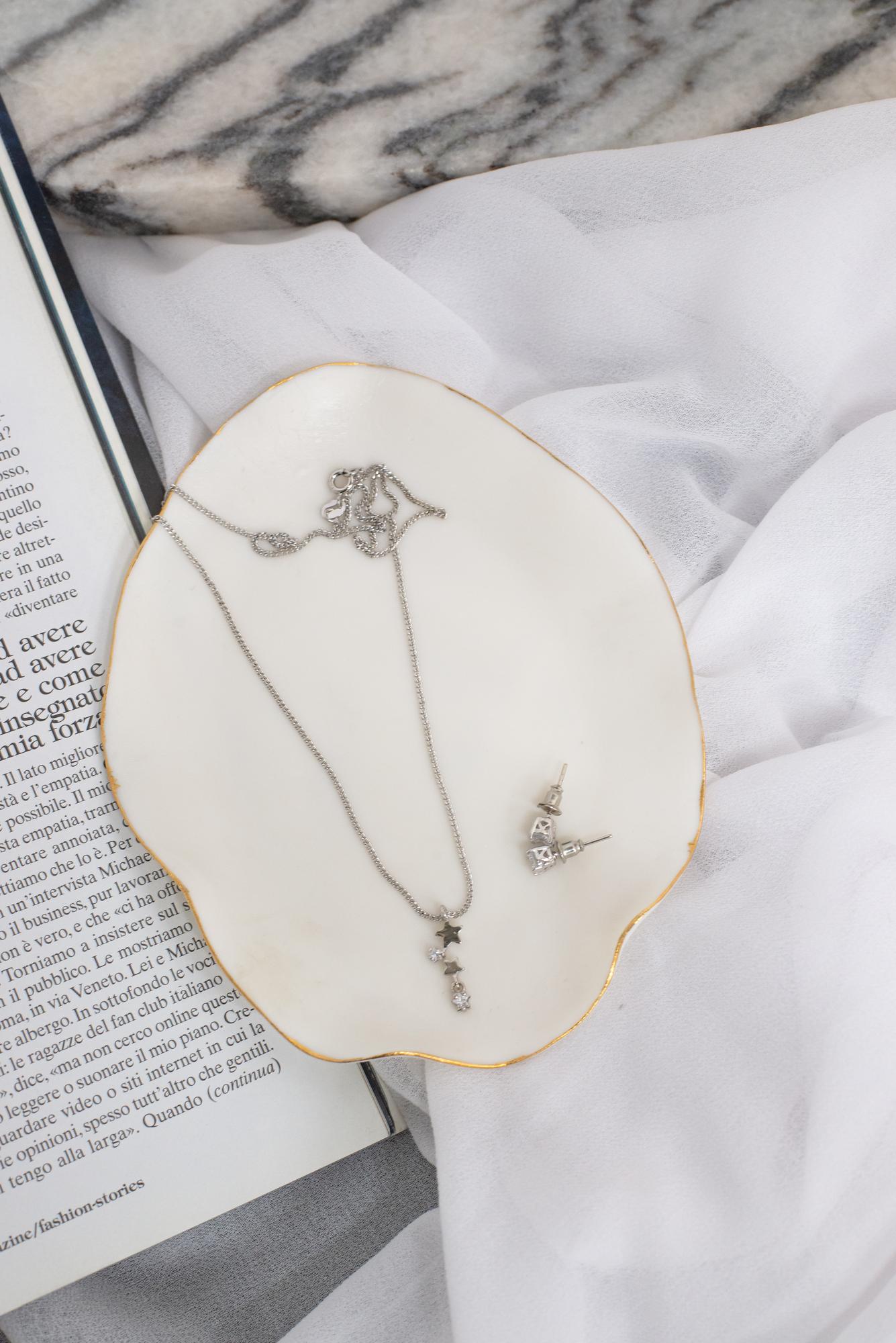 SABRINA SALIMBENI Набор из колье с россыпью звезд разного размера и серег-пусетов из кристаллов диаметром 5 мм с серебристой фурнитурой.