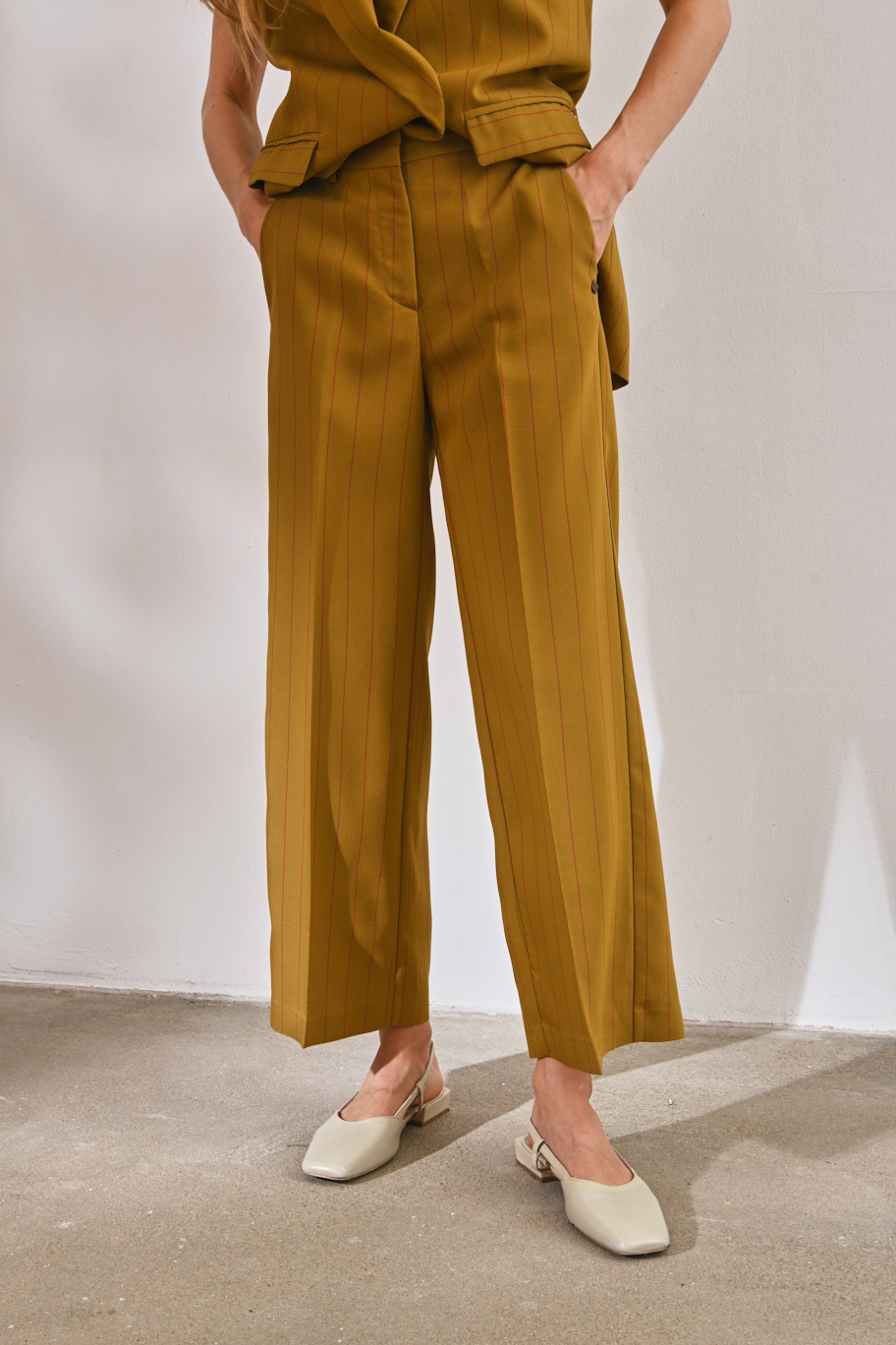 OTTOD'AME Брюки из вискозы прямого кроя с угловыми карманами оттенка горчицы