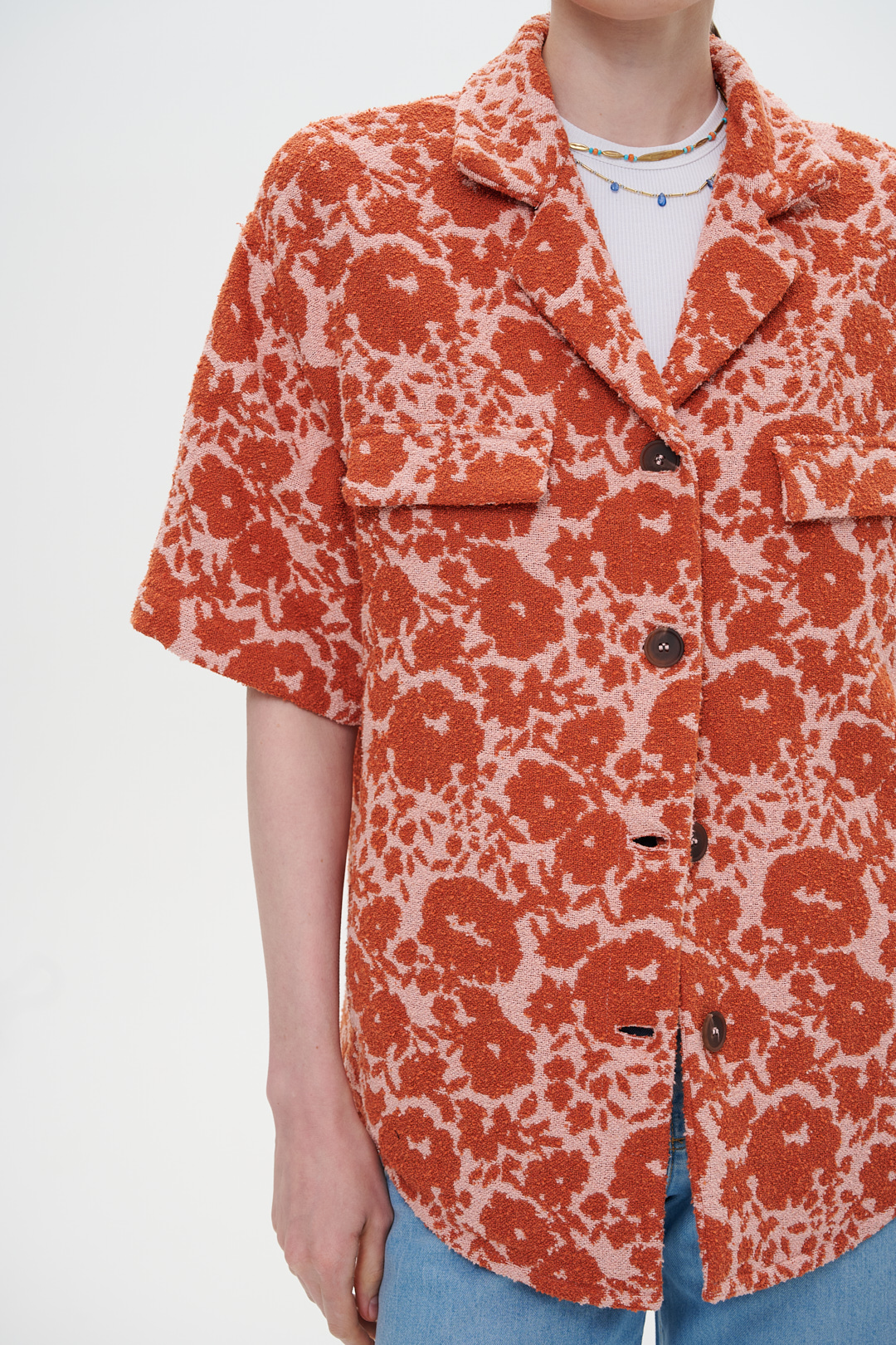 TELA Рубашка-жакет с декоративными карманами из махрового жаккарда с цветочным мотивом в сочетании красно-оранжевого и нюд