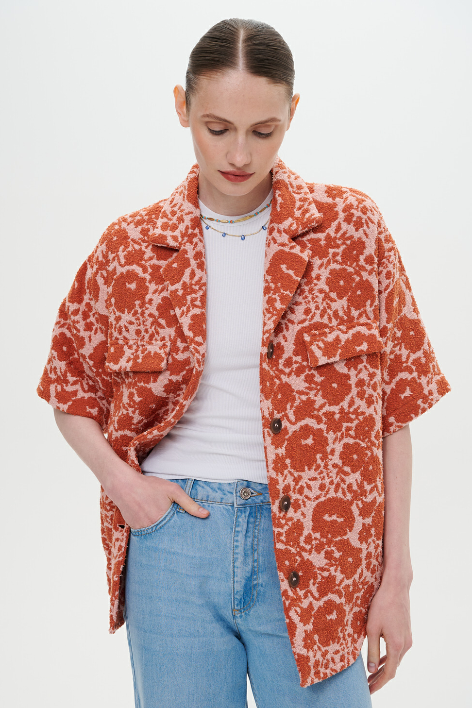 TELA Рубашка-жакет с декоративными карманами из махрового жаккарда с цветочным мотивом в сочетании красно-оранжевого и нюд