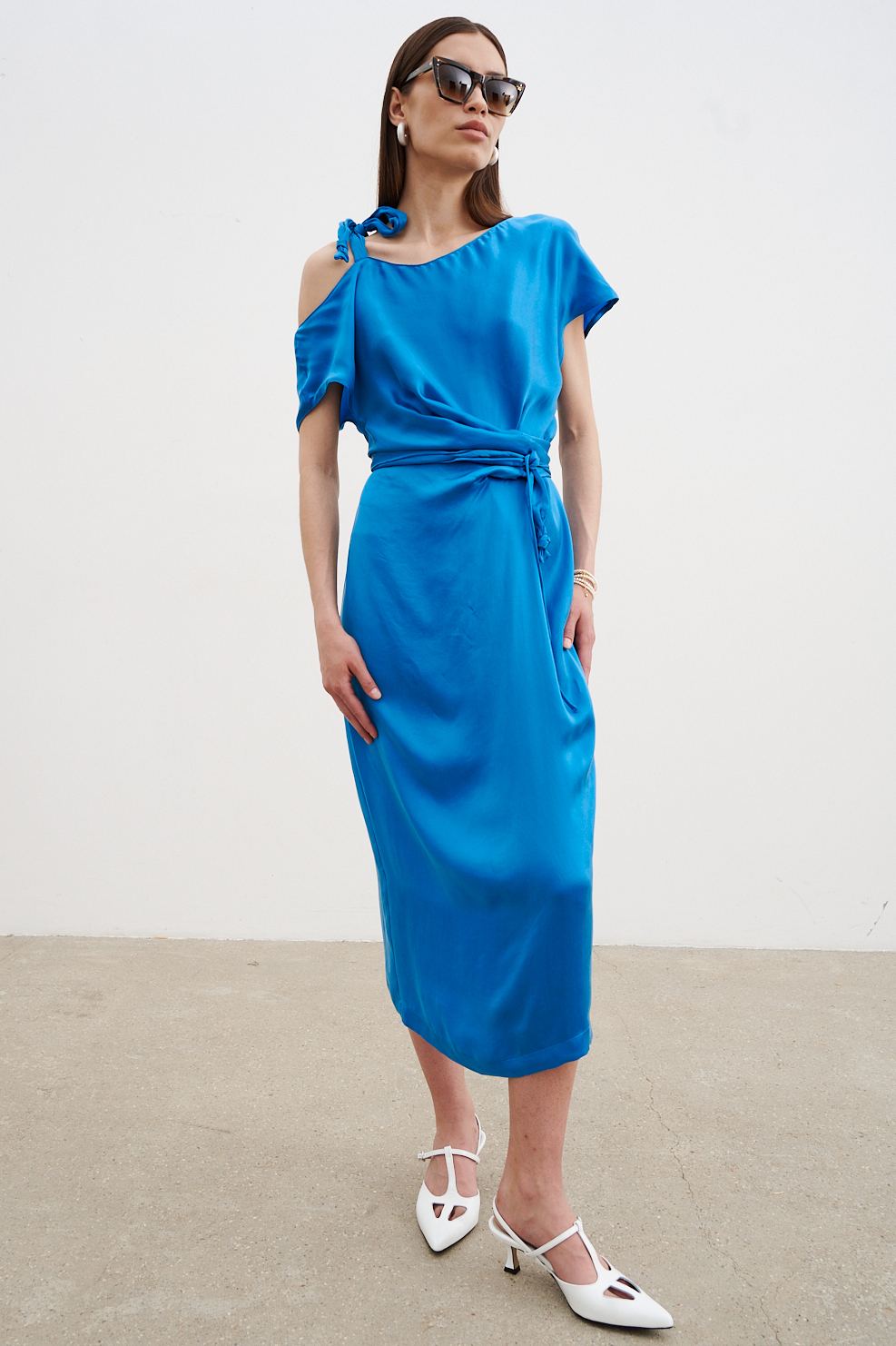 TELA Платье ассиметричного кроя с драпировкой из струящегося купро оттенка кобальт