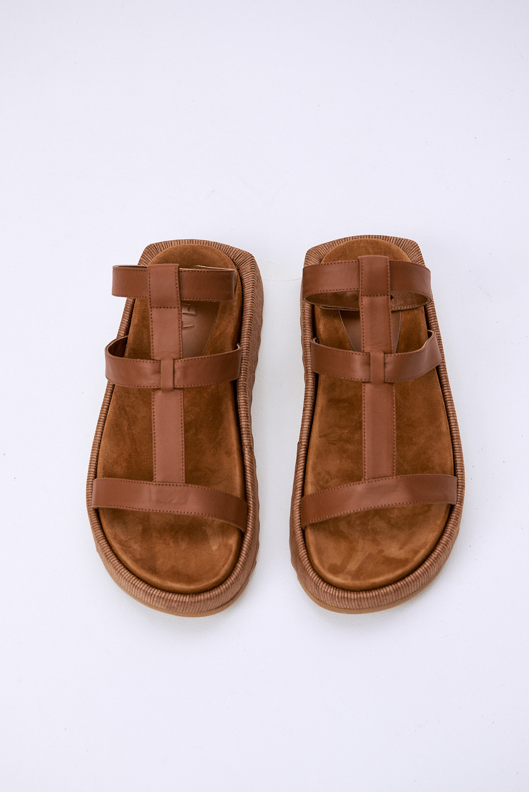 TELA Сандалии в римском стиле с минималистичными ремешками из кожи и замши оттенка коньяка