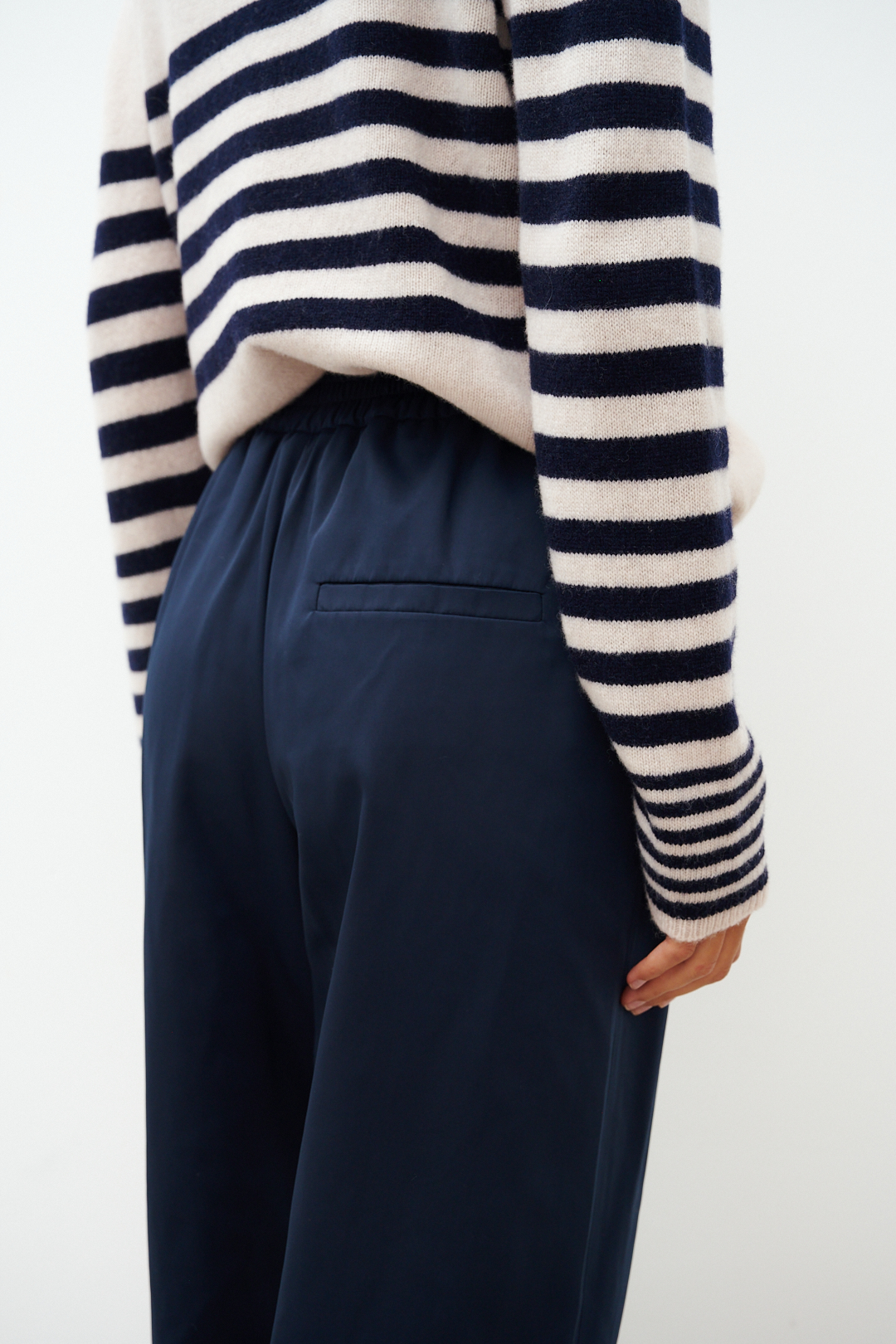 TELA Брюки CNOT с угловыми карманами и отстроченными стрелками из техно-нейлона оттенка royal blue