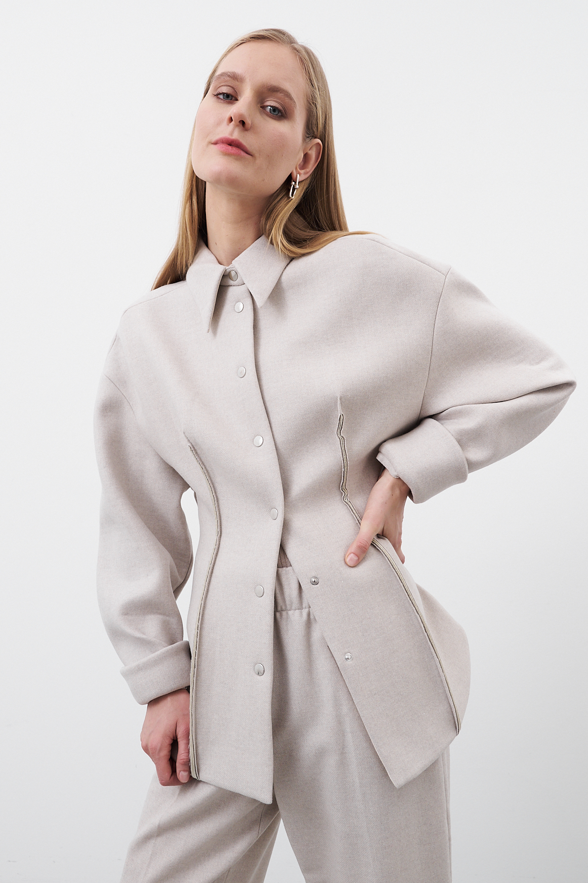 TELA Жакет рубашечного кроя с корсетными рельефами из фланелевой шерсти, посаженной на неопрен