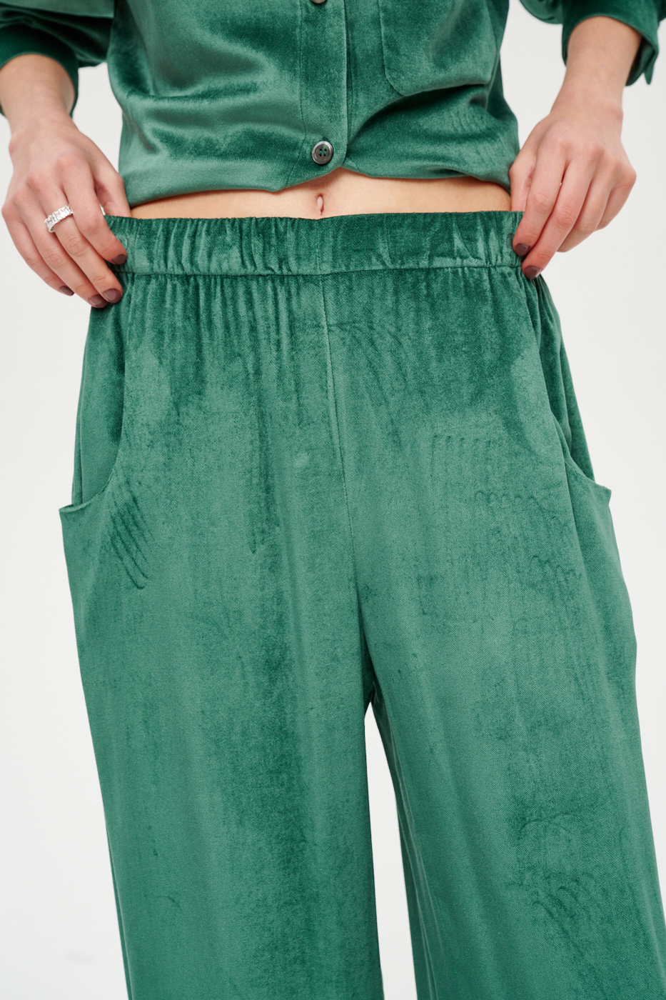 TELA Брюки свободного кроя на мягком поясе из шелковистого велюра оттенка изумруд