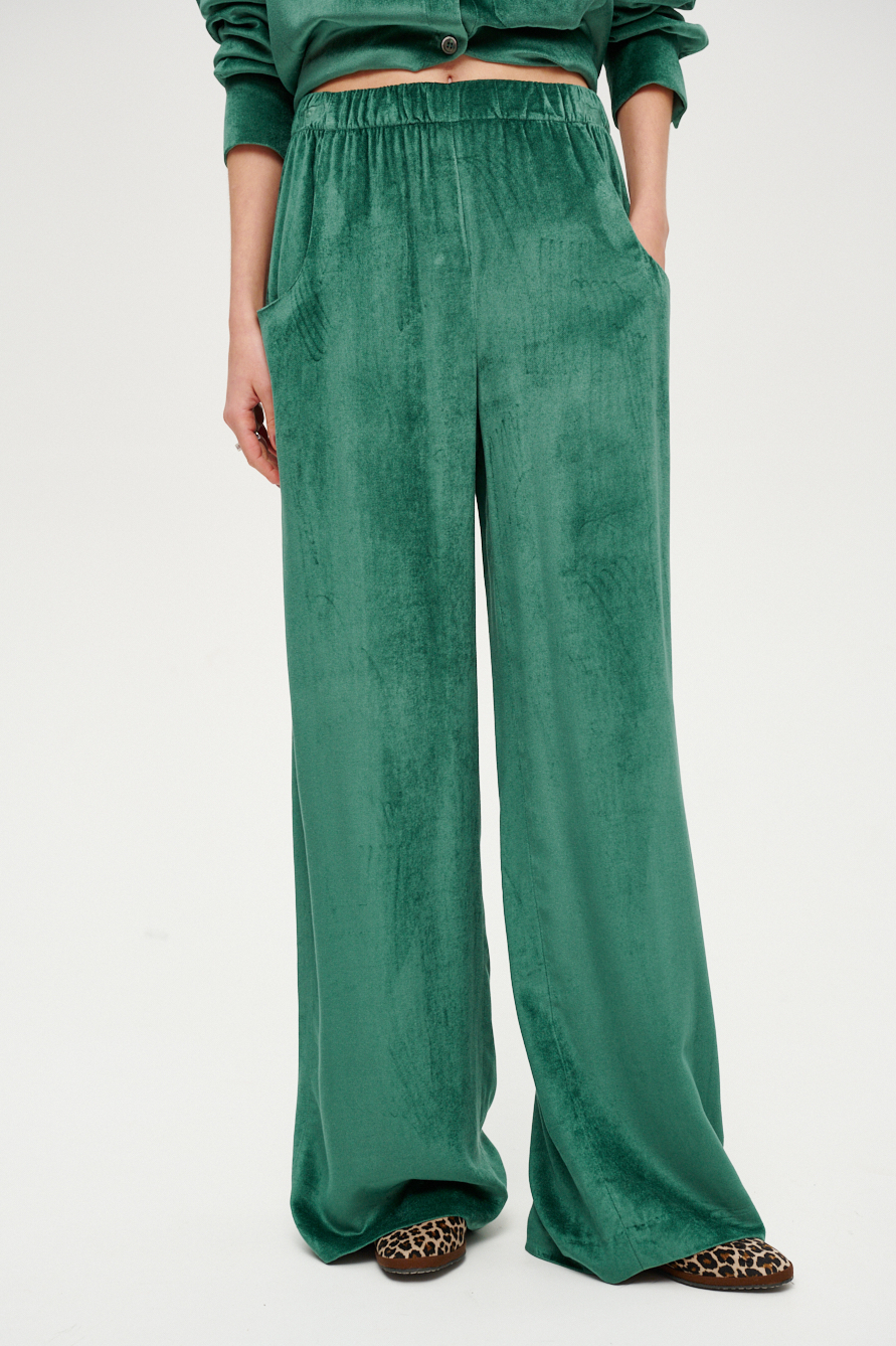 TELA Брюки свободного кроя на мягком поясе из шелковистого велюра оттенка изумруд