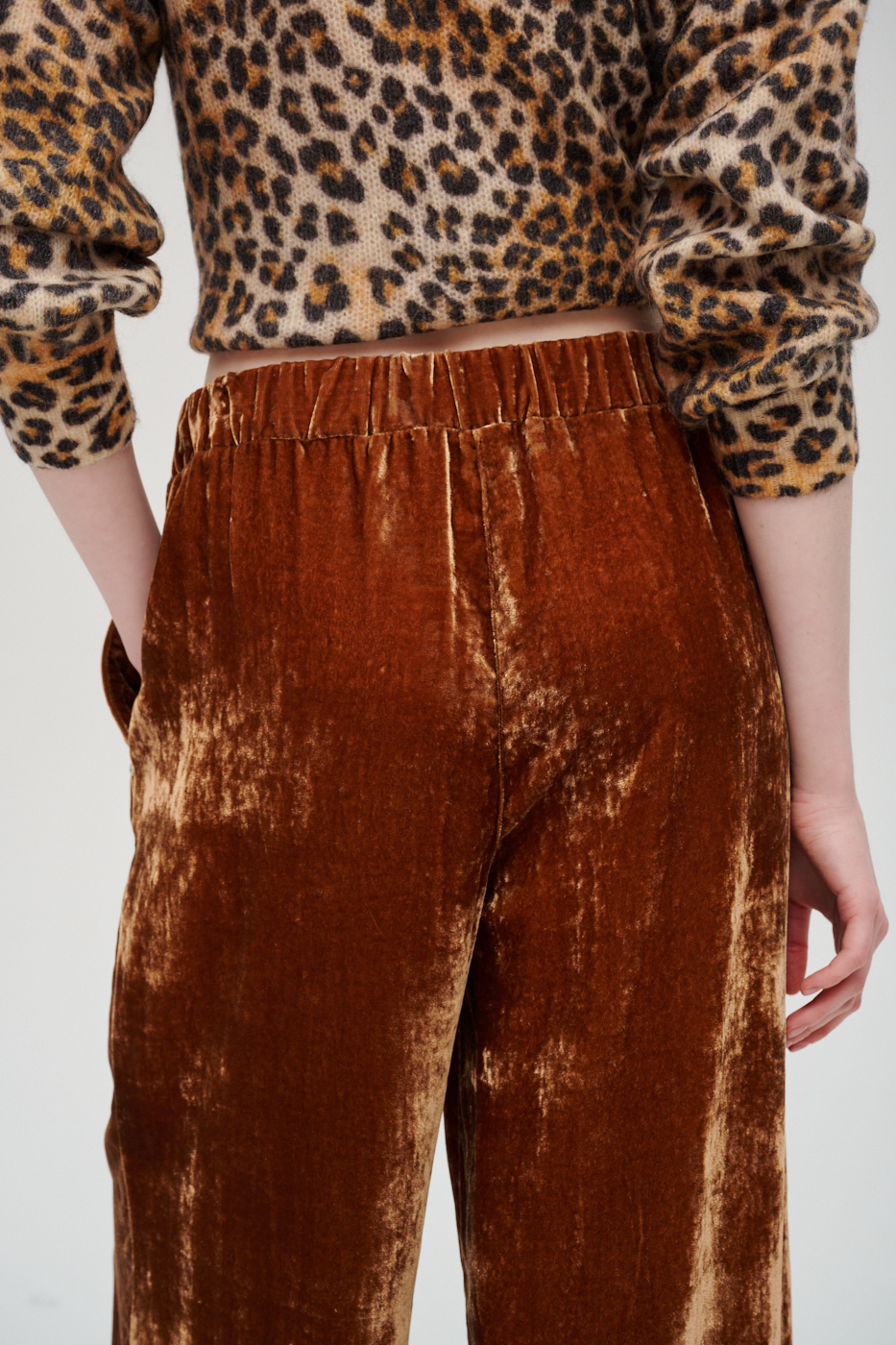 OTTOD'AME Брюки прямого свободного кроя на эластичном поясе из струящегося панбархата оттенка шоколад