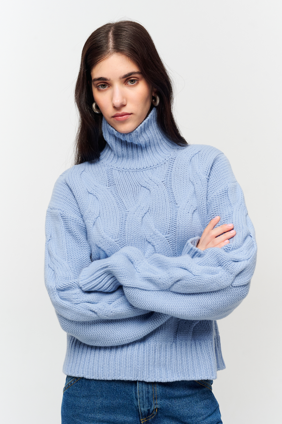 PHIILI Свитер-кроп с высокой горловиной и рисунком "косы" из бленда кашемира и шерсти оттенка василька