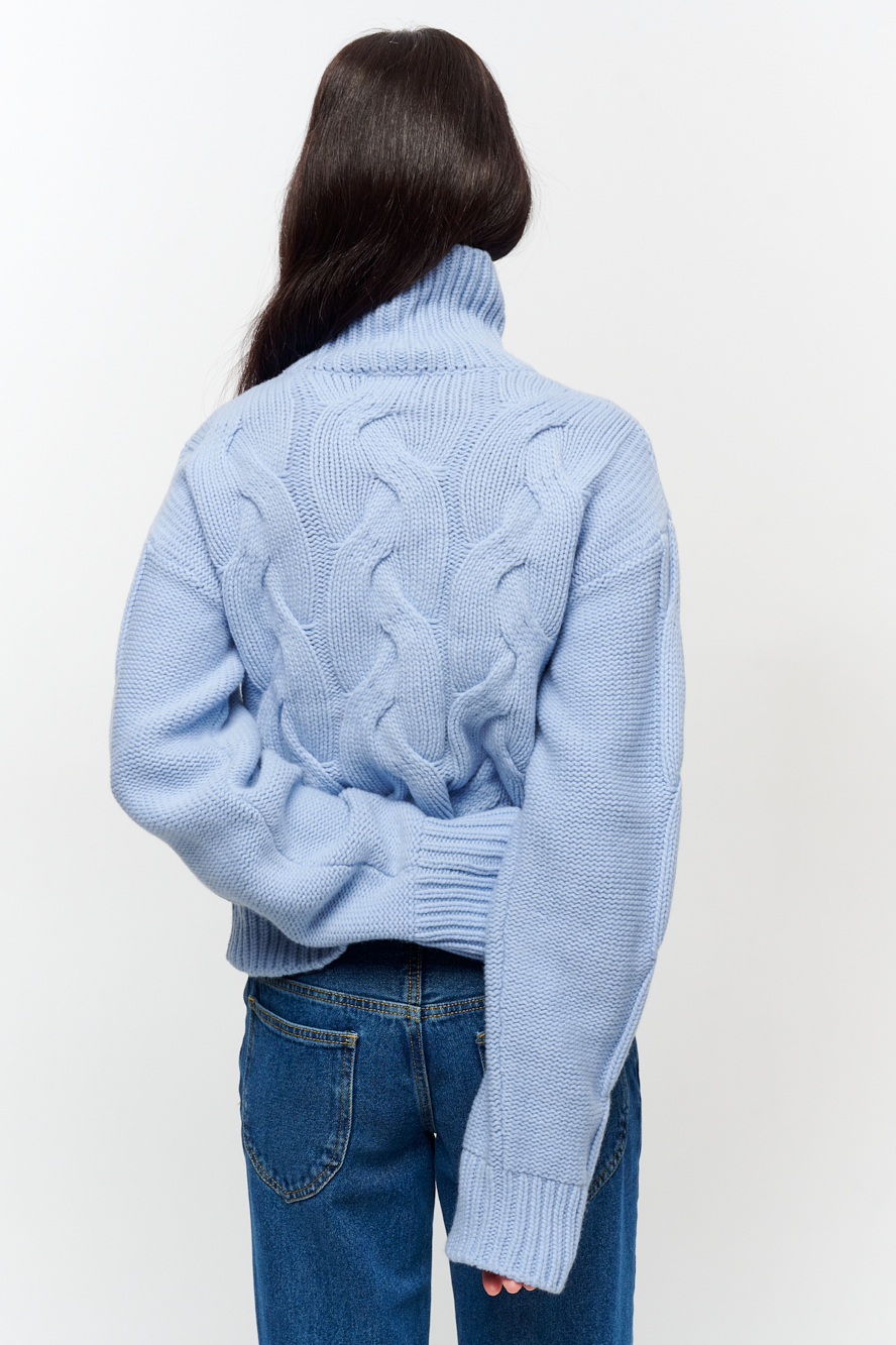 PHIILI Свитер-кроп с высокой горловиной и рисунком "косы" из бленда кашемира и шерсти оттенка василька