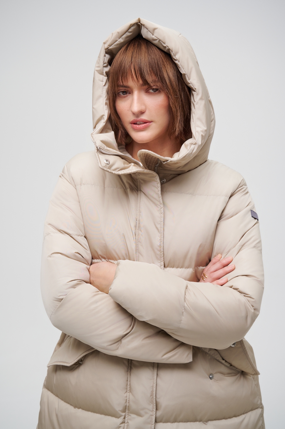 LEMPELIUS Пуховик длины миди с угловыми карманами и кулиской по спинке из технологичного суперплотного нейлона оттенка беж