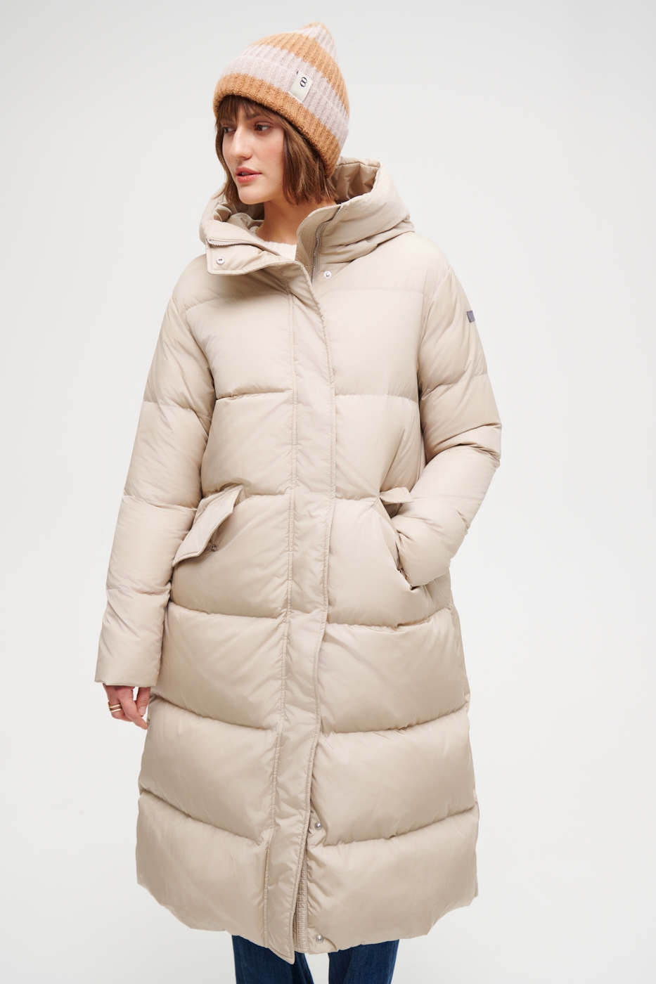 LEMPELIUS Пуховик длины миди с угловыми карманами и кулиской по спинке из технологичного суперплотного нейлона оттенка беж