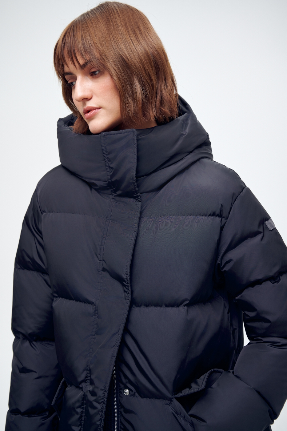 LEMPELIUS Пуховик длины миди с угловыми карманами и кулиской по спинке из технологичного суперплотного нейлона черничного оттенка