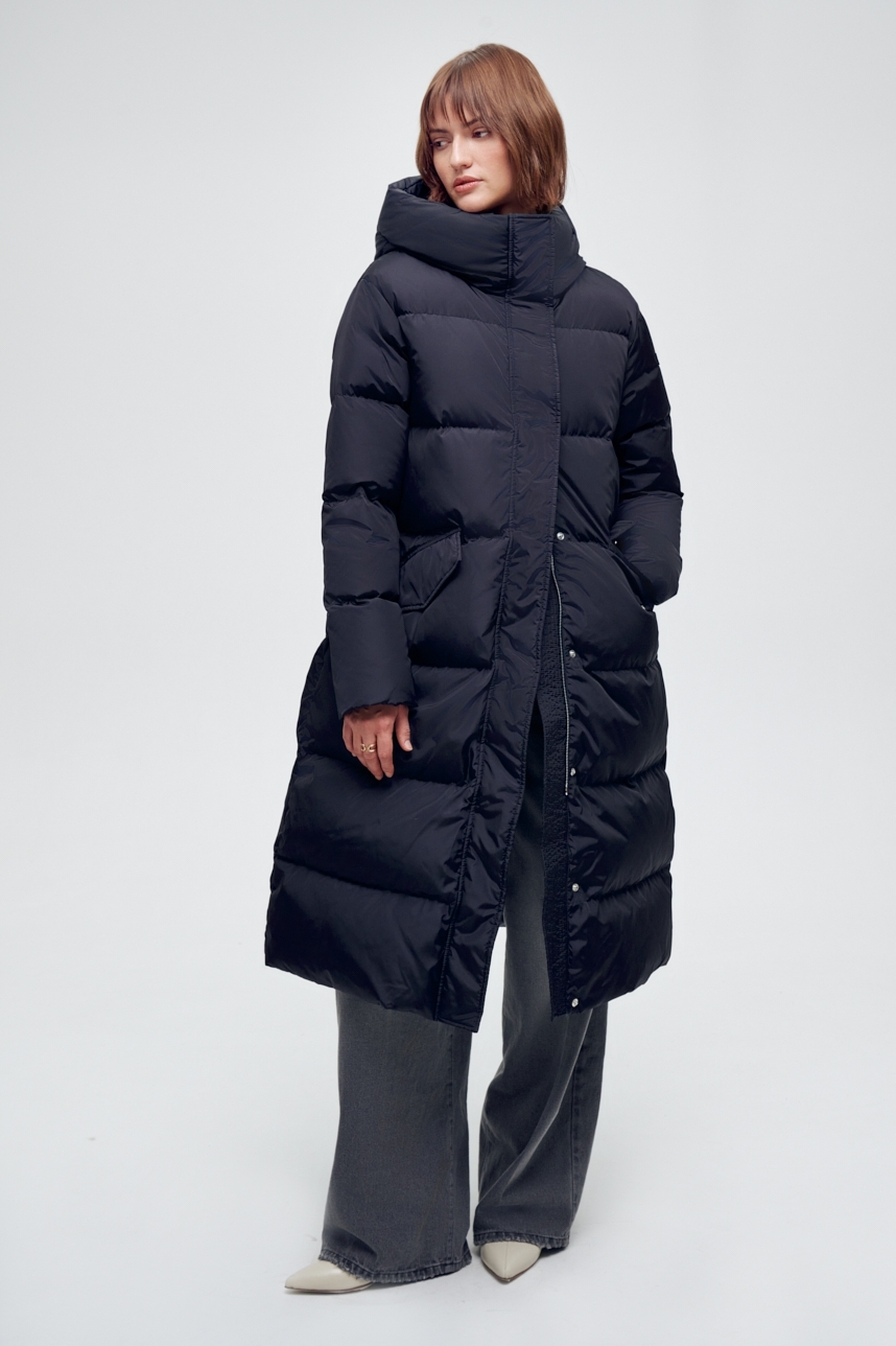 LEMPELIUS Пуховик длины миди с угловыми карманами и кулиской по спинке из технологичного суперплотного нейлона черничного оттенка
