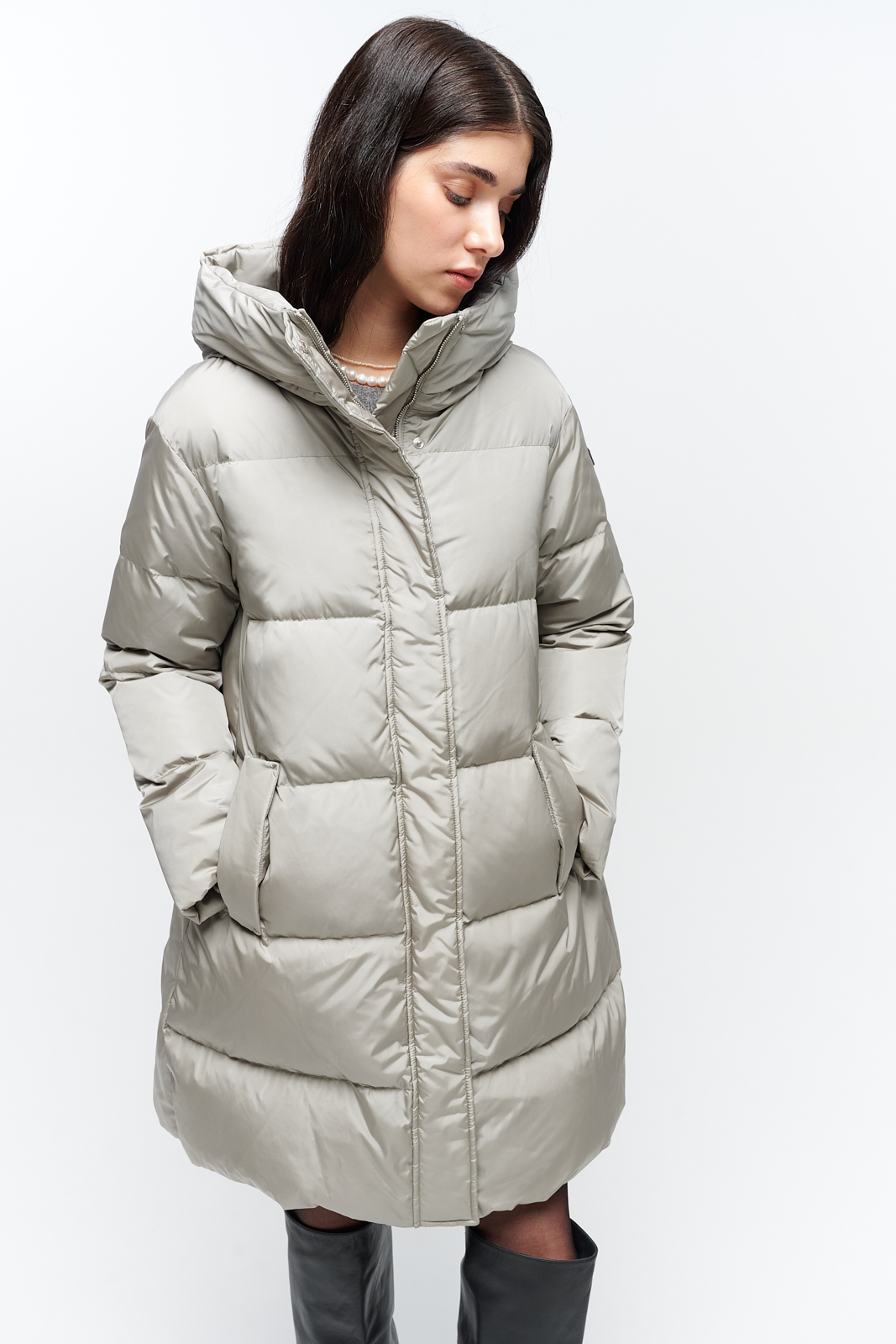 LEMPELIUS Пуховик OLIVE А-силуэта с объёмным капюшоном из технологичного суперплотного нейлона серо-жемчужного оттенка