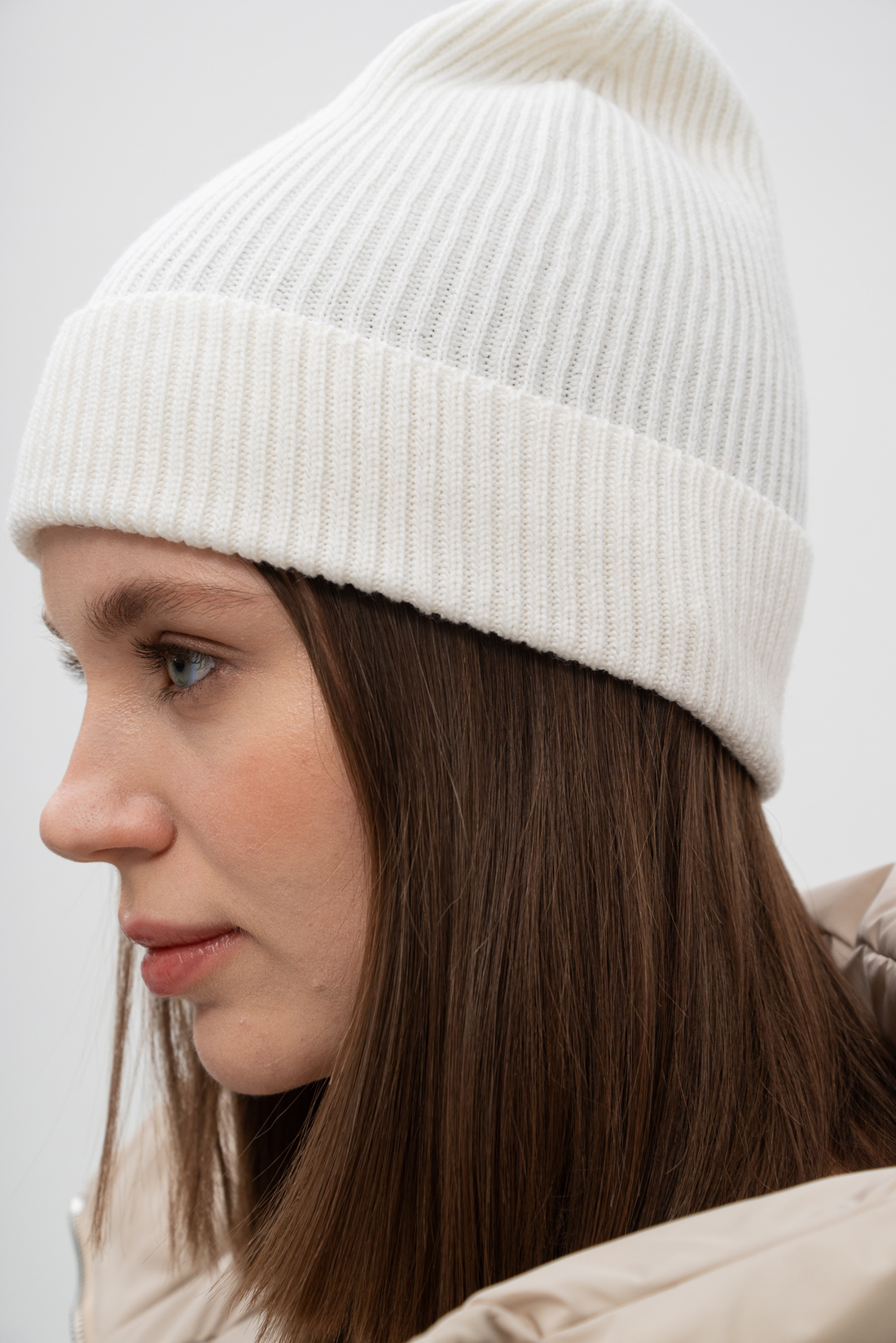 LE TRICOT PERUGIA Шапка-бинни с отворотом из премиальной шерсти Extra fine wool белого цвета с мини-пайетками