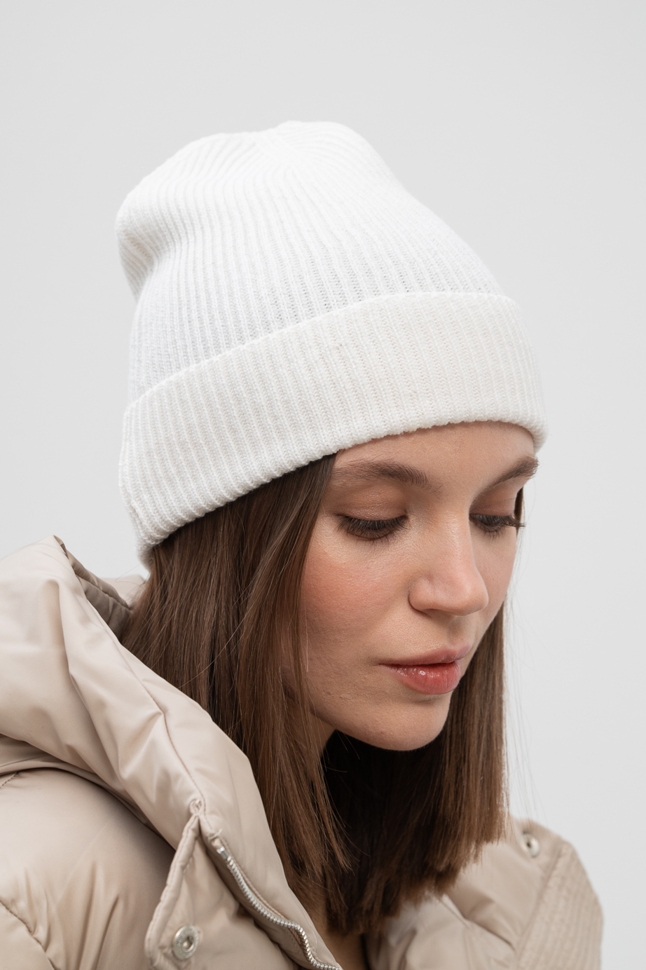 LE TRICOT PERUGIA Шапка-бинни с отворотом из премиальной шерсти Extra fine wool белого цвета с мини-пайетками