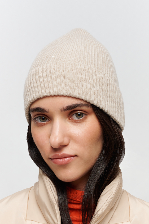 LE TRICOT PERUGIA Шапка-бинни с отворотом из премиальной шерсти Extra fine wool оттенка беж с мини-пайетками