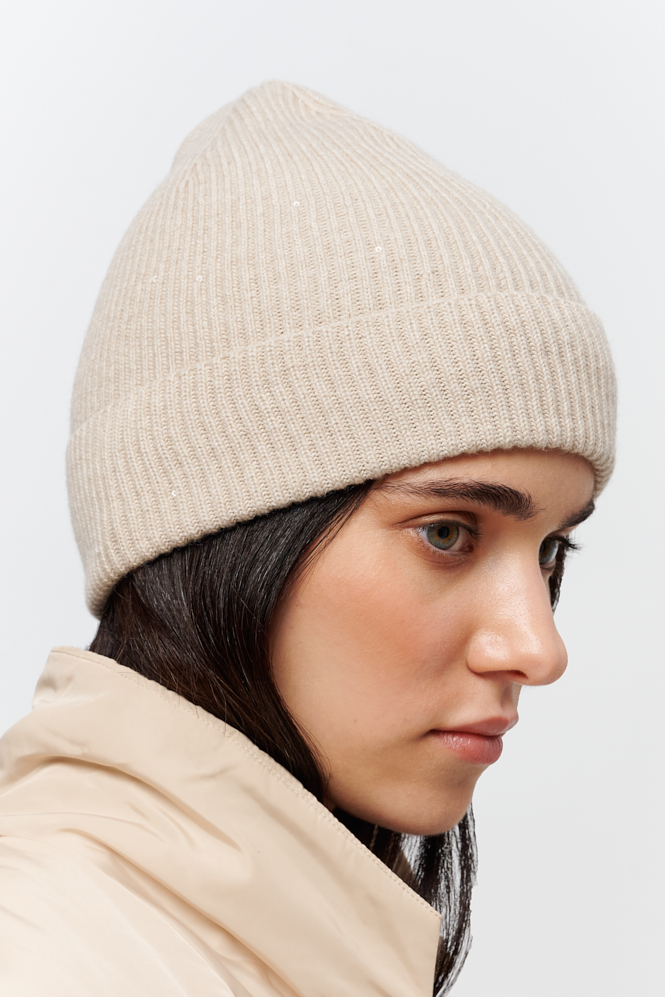 LE TRICOT PERUGIA Шапка-бинни с отворотом из премиальной шерсти Extra fine wool оттенка беж с мини-пайетками