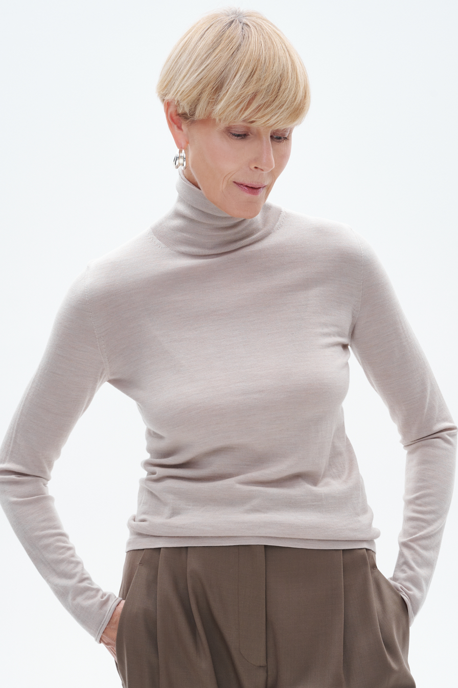 LE TRICOT PERUGIA Водолазка из премиальной шерсти extra fine merino wool оттенка беж