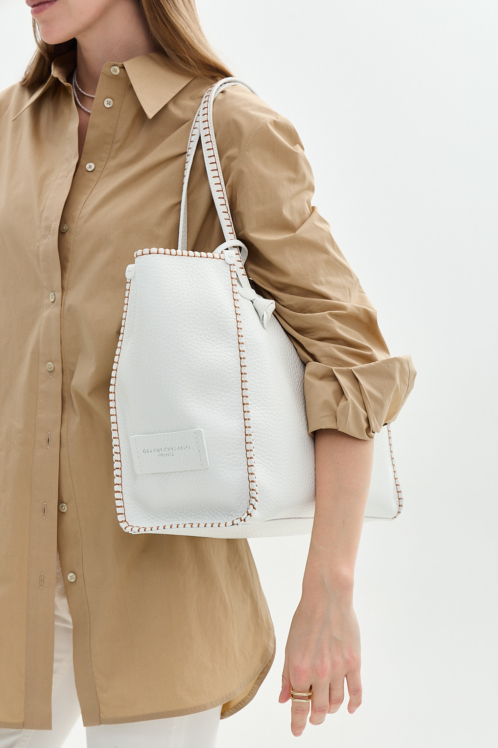 GIANNI CHIARINI Сумка-тоут Marcella из премиальной зернистой кожи белого оттенка с ручной обмёткой. PREMIUM