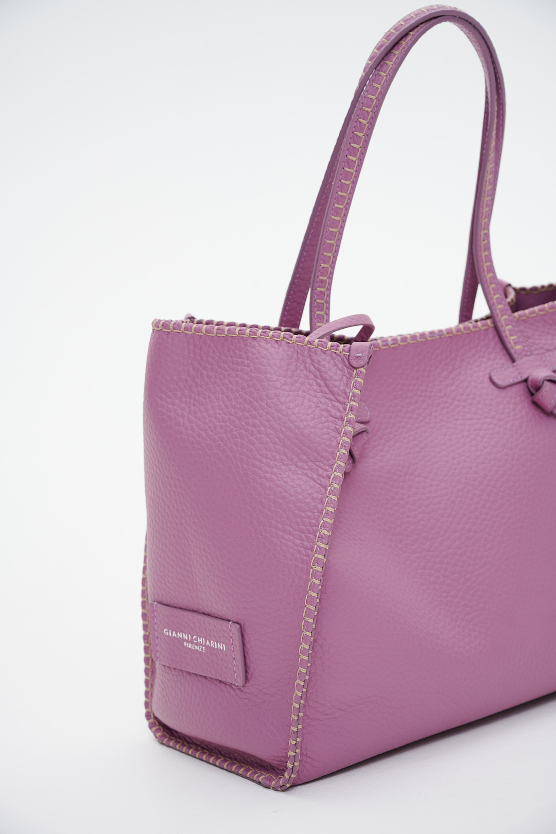 GIANNI CHIARINI Сумка-тоут Marcella из премиальной зернистой кожи пурпурного оттенка с ручной обмёткой. PREMIUM