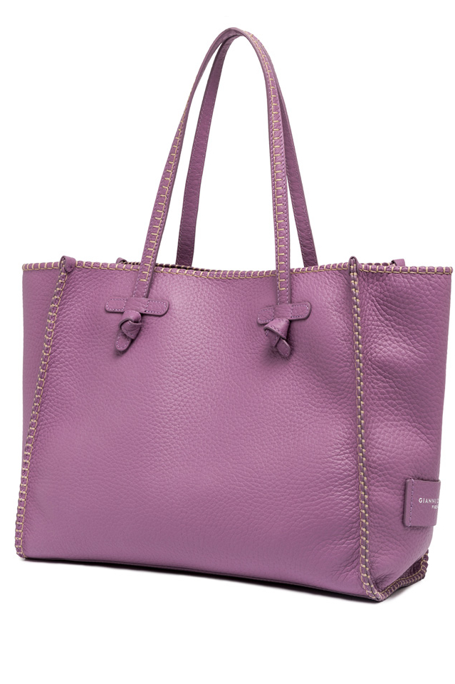 GIANNI CHIARINI Сумка-тоут Marcella из премиальной зернистой кожи пурпурного оттенка с ручной обмёткой. PREMIUM