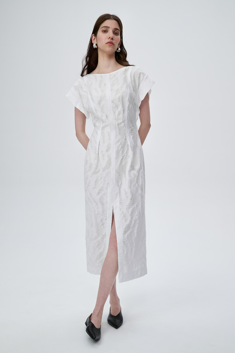 TELA Платье с внешними вытачками на талии из белоснежной ткани филькупе