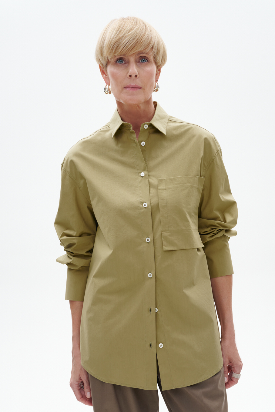 TELA Рубашка из плотного поплина оттенка оливы