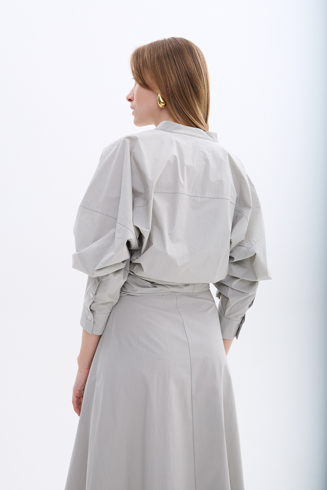 TELA Платье длины миди на запáх из поплина серо-жемчужного оттенка