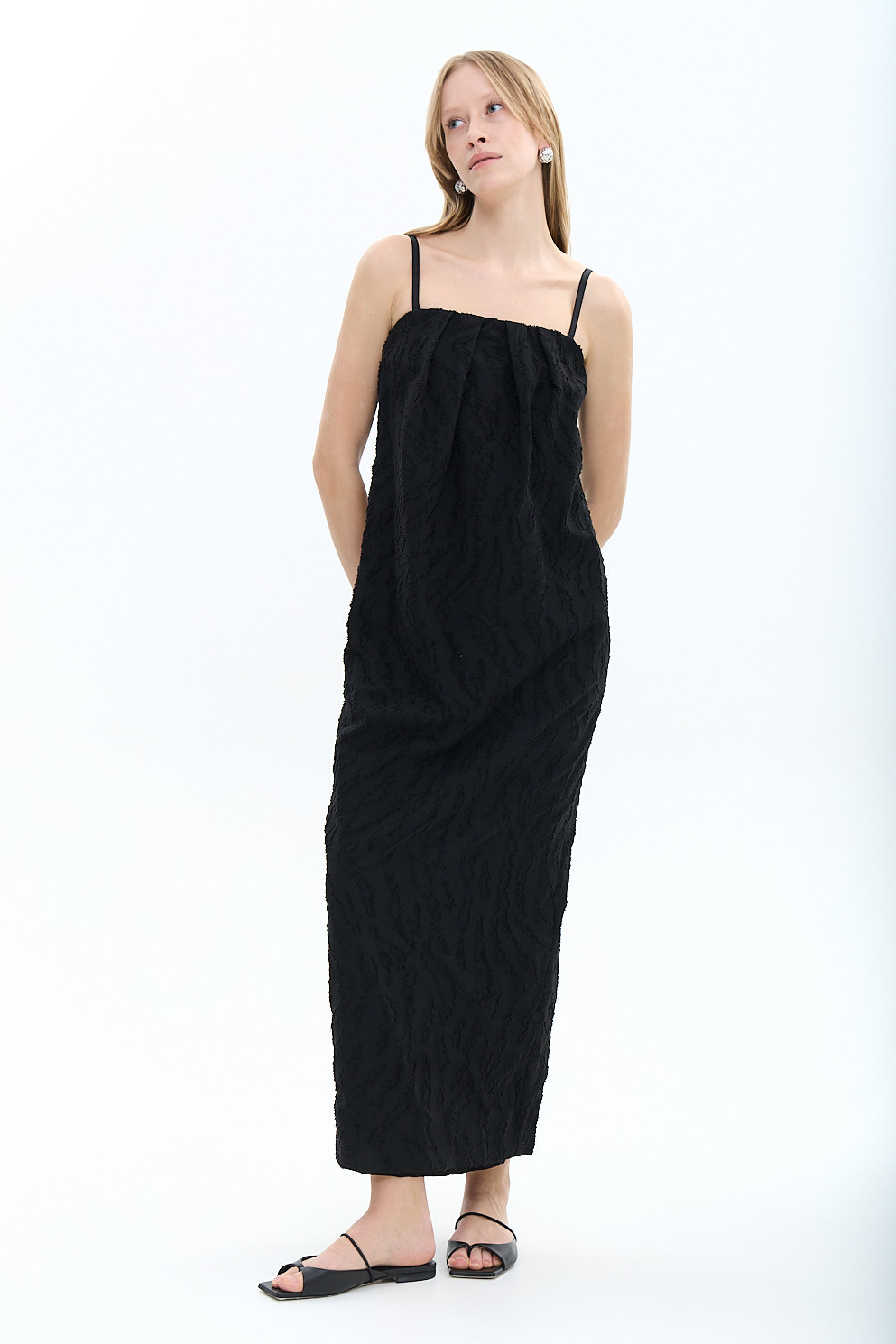 TELA Платье-кокон на тонких бретелях из фактурной ткани филькупе