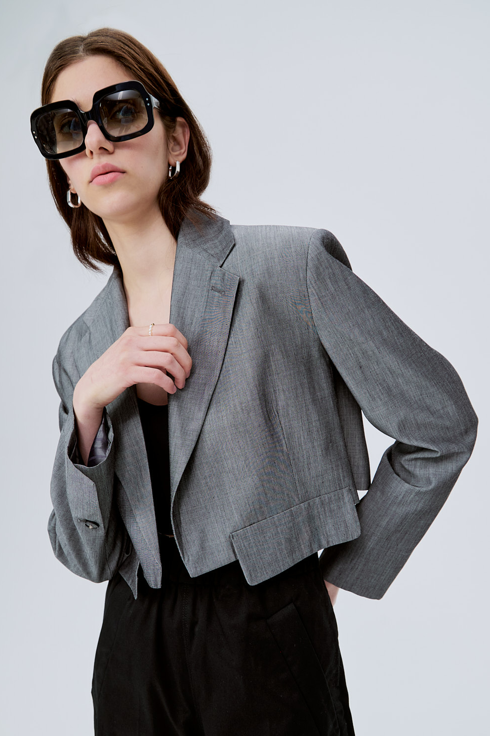 TELA Жакет-кроп из премиальной шерсти тонкого кручения в сером меланже