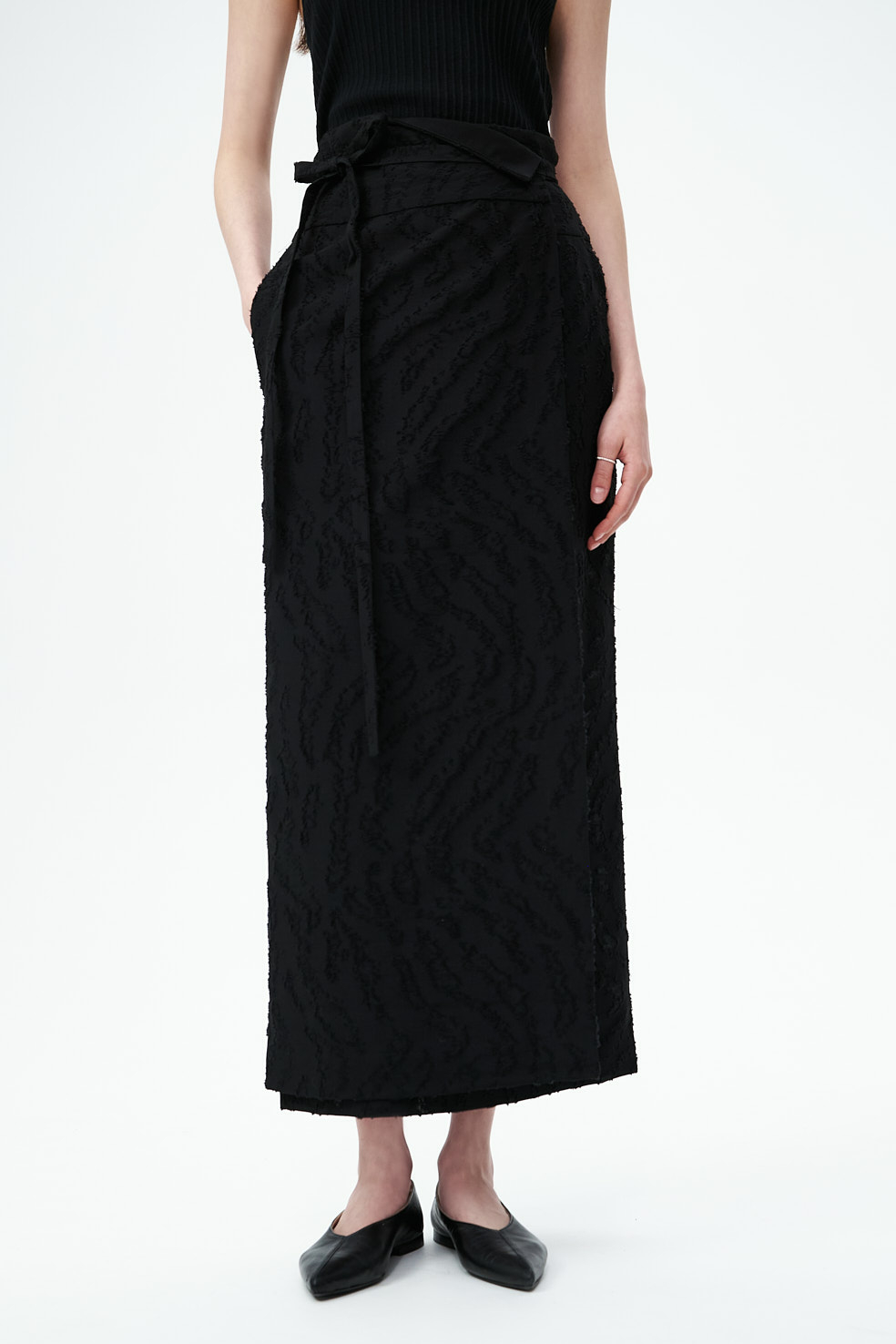 TELA Юбка длины миди с запáхом из фактурной ткани филькупе